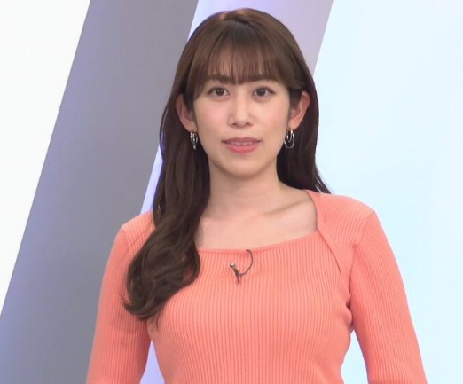 淡いノースリーブ姿の中川安奈