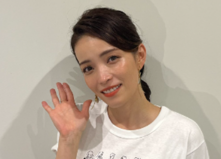 手を振る知念里奈