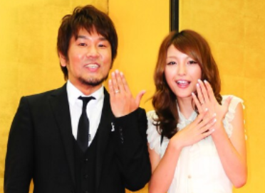 フジモンと木下優樹菜の結婚指輪を見せている写真